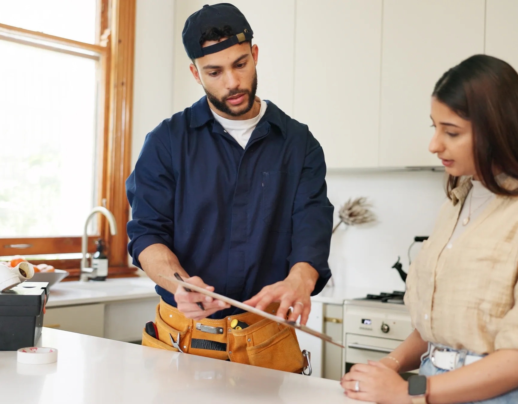 Técnico de Ab Soluciones inspeccionando electrodoméstico
